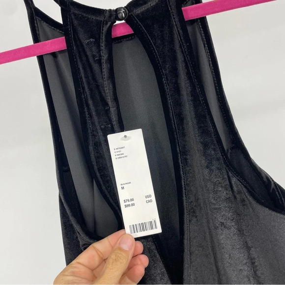 NWT UO Naomi black Velvet jumpsuit medium. Pockets party holiday - Picture 4 of 4